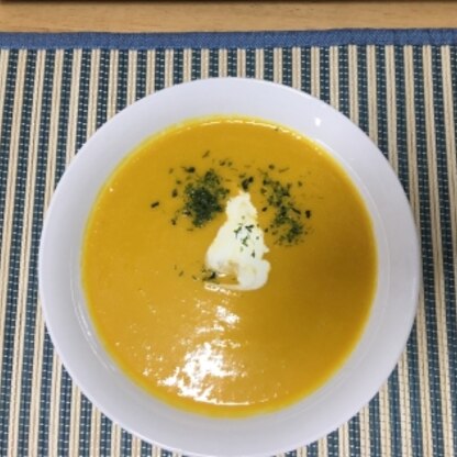 前から作って見たかった、かぼちゃのスープ。飾りに生クリームを少し入れてみました！美味しかったです^ - ^